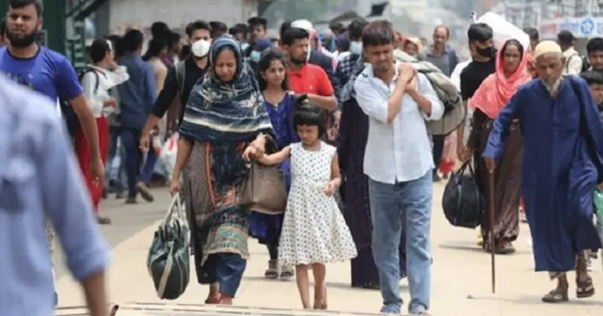 ঈদের ছুটি শেষে গাজীপুরের কারখানায় ফিরেছে শ্রমিকেরা