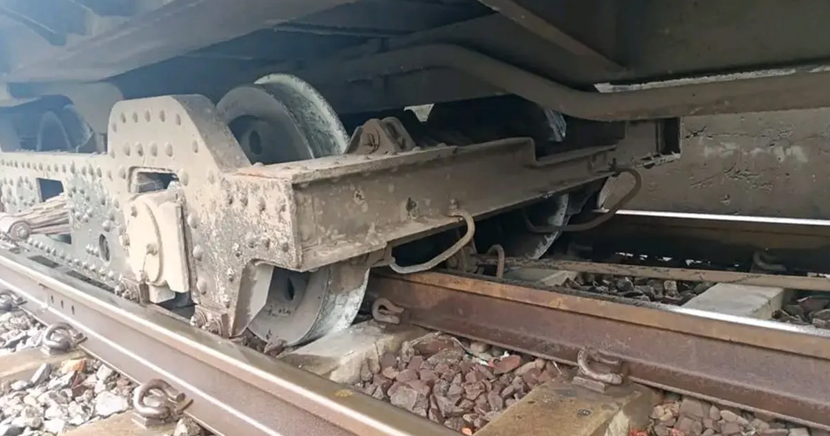 দিনাজপুরে দোলনচাঁপা এক্সপ্রেসের বগি লাইনচ্যুত