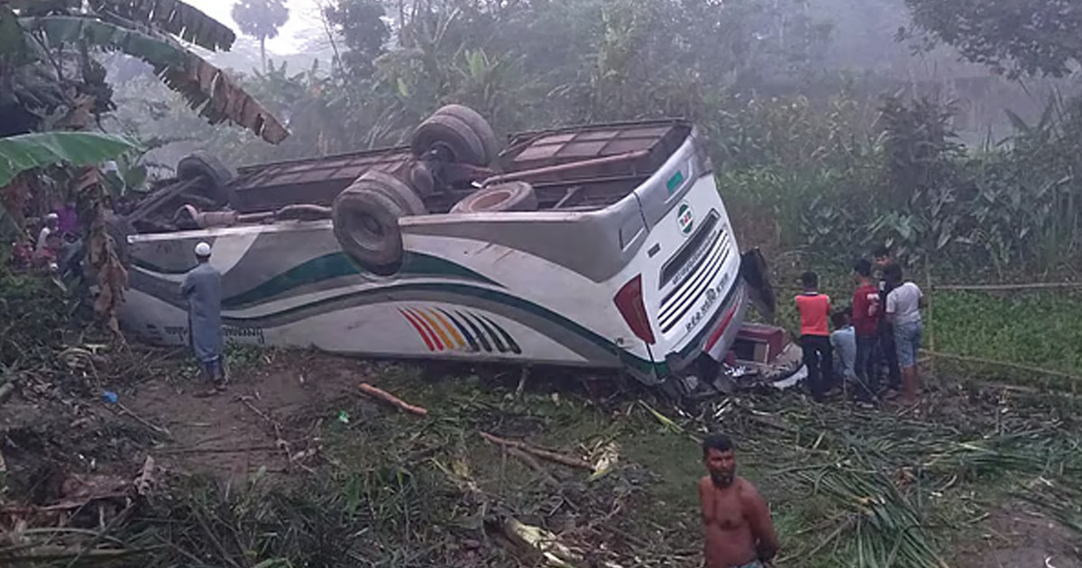 বরিশালে নিয়ন্ত্রণ হারিয়ে বাস খাদে, নিহত ২