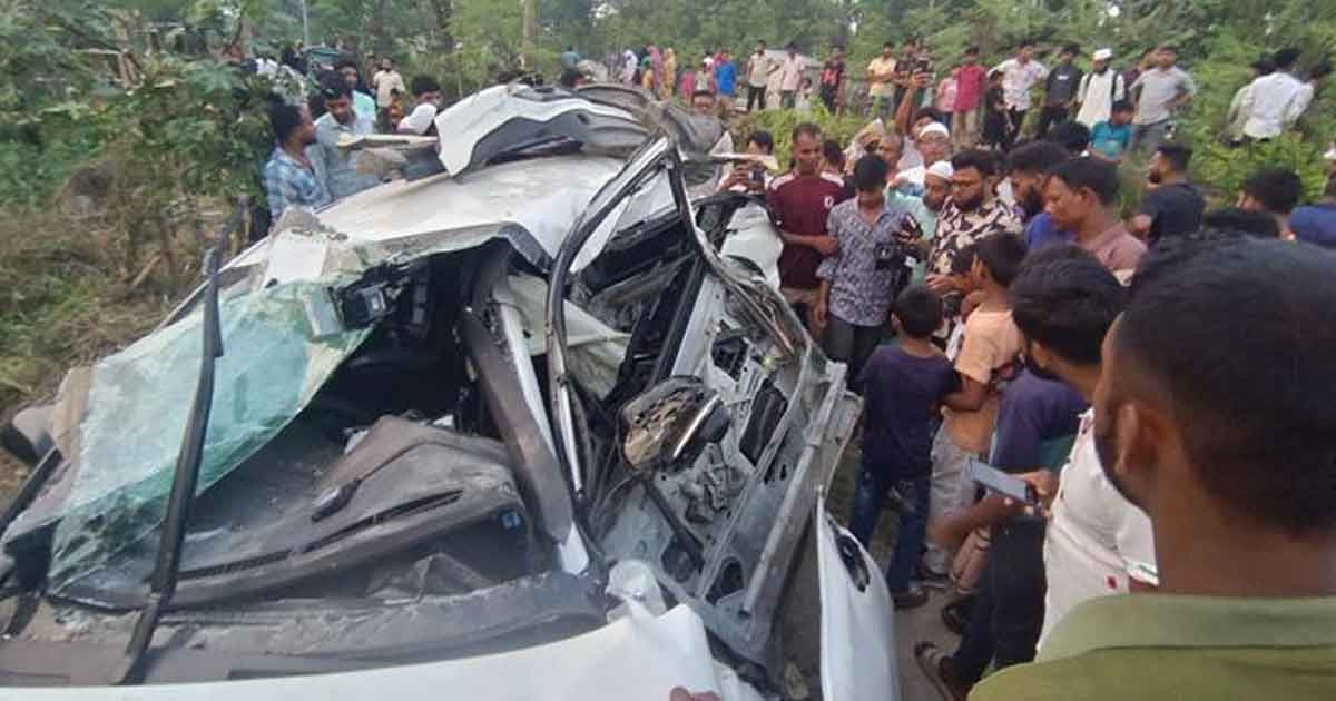 খুলনায় চলন্ত ট্রেনের ধাক্কায় দুমড়েমুচড়ে গেল প্রাইভেট কার, আহত ৪