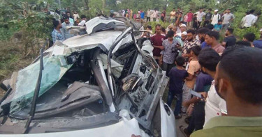 খুলনায় চলন্ত ট্রেনের ধাক্কায় দুমড়েমুচড়ে গেল প্রাইভেট কার, আহত ৪