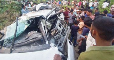 ট্রেনের ধাক্কায় দুমড়েমুচড়ে গেল প্রাইভেট কার