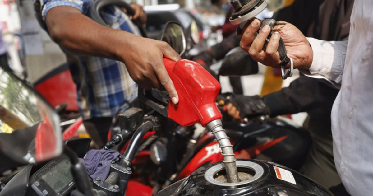 অবৈধ তেল মজুদকারী ধরতে লাখ টাকা পুরস্কার ঘোষণা