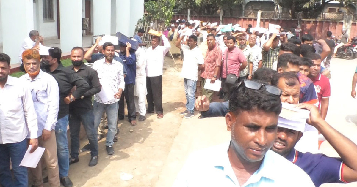 ‘ফুয়েল কার্ড’ বিতরণ শুরু, গ্রাহকদের দীর্ঘ লাইন