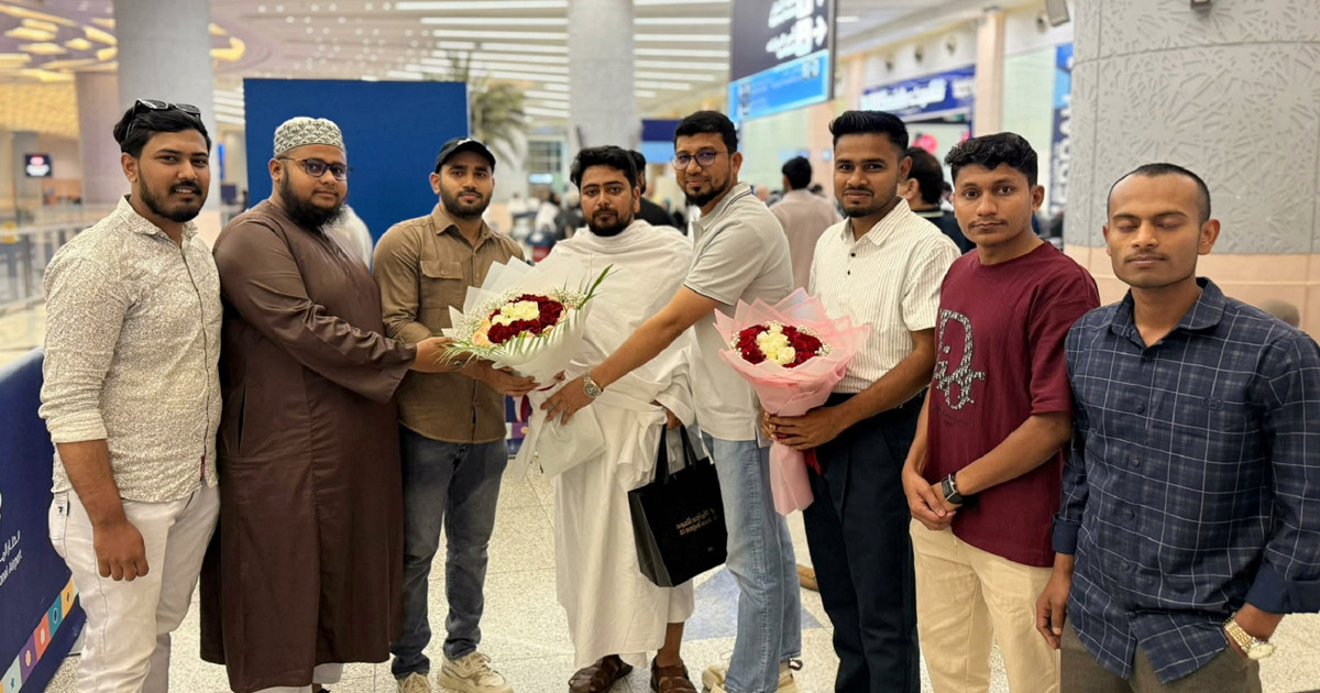 পবিত্র ওমরাহ পালনে সৌদি আরবে নাহিদ ইসলাম