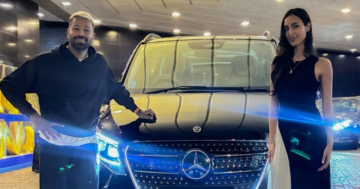 প্রেমিকাকে আকাশছোঁয়া মূল্যের গাড়ি উপহার দিলেন হার্দিক