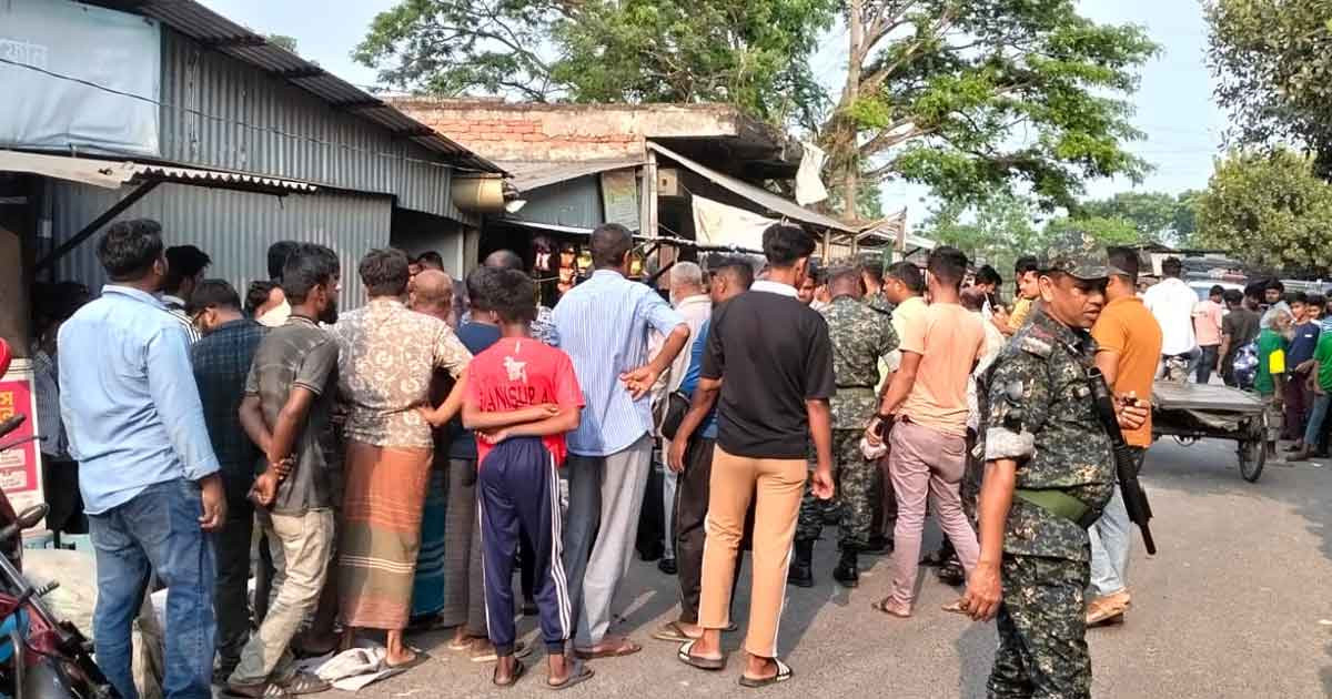 অবৈধভাবে তেল মজুত ও বিক্রি, ২ প্রতিষ্ঠানকে ১ লাখ ১০ হাজার টাকা জরিমানা