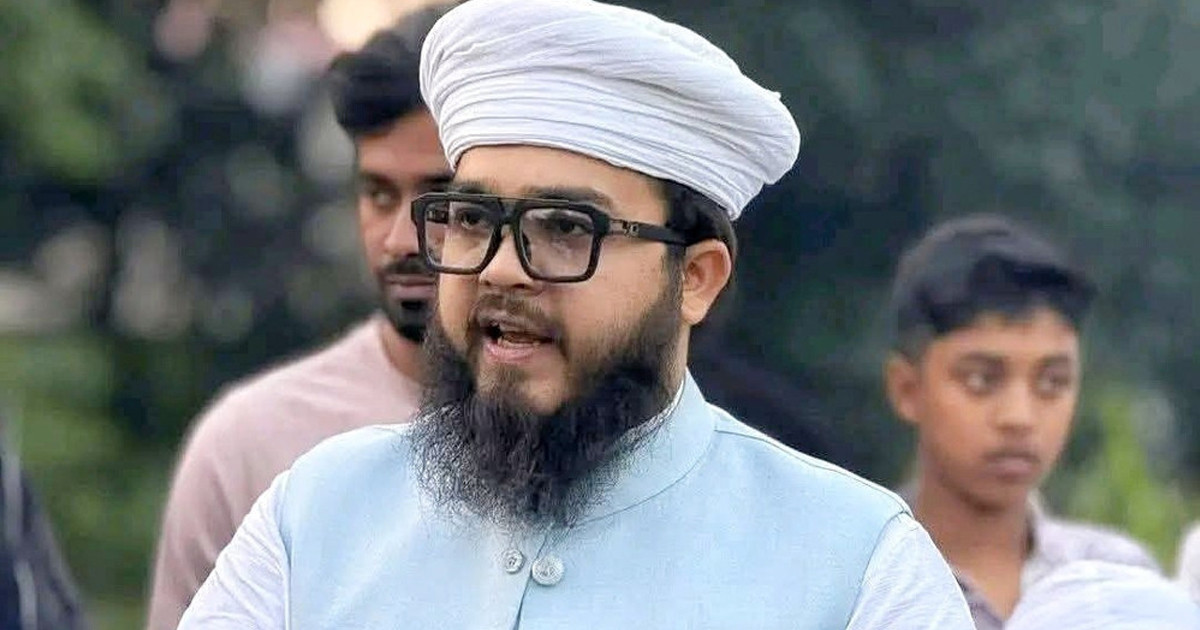 সংসদে নামাজ পড়তে গিয়ে জুতা খোয়ালেন এমপি হানজালা