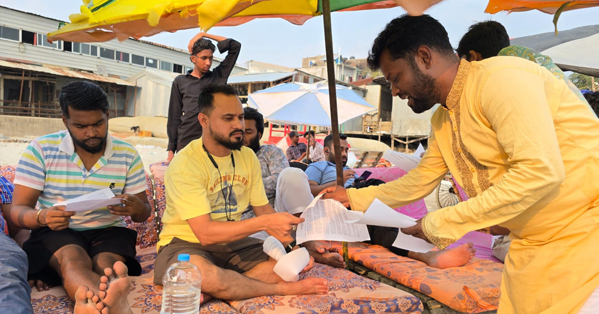 কুয়াকাটায় পর্যটকদের সচেতন করতে লিফলেট বিতরণ