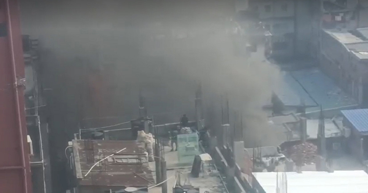 রাজধানীতে দোকানে আগুন, নিয়ন্ত্রণে ৪ ইউনিট