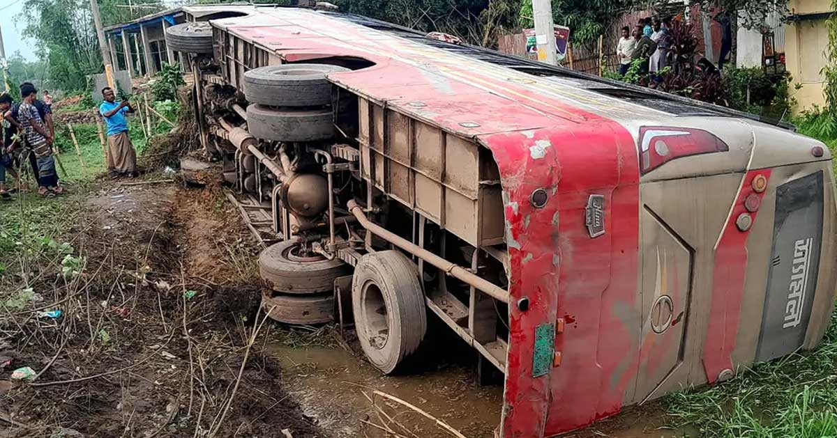 অল্পের জন্য রক্ষা পেলেন বাসের ৩০ যাত্রী
