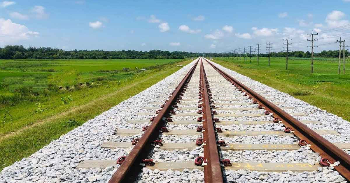 হেডফোন কানে রেললাইনে হাঁটছিলেন ব্যবসায়ী, অতঃপর...