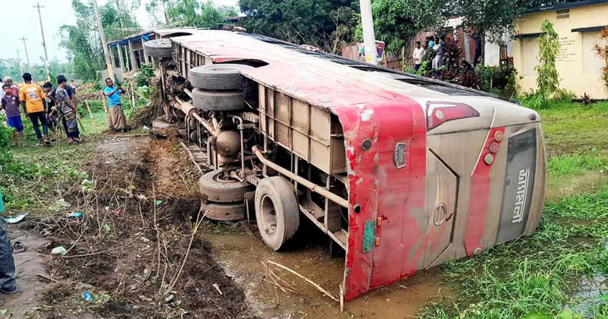 মহাসড়কে নিয়ন্ত্রণ হারিয়ে যাত্রীবাহী বাস খাদে