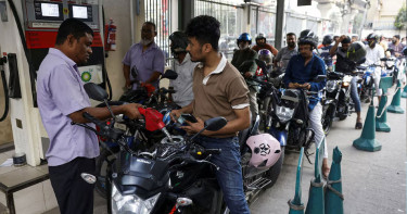 পাম্পে তেল না পেয়ে সরাসরি মন্ত্রীকে কৃষকের ফোন