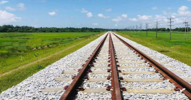 হেডফোন কানে রেললাইনে হাঁটছিলেন ব্যবসায়ী, অতঃপর...