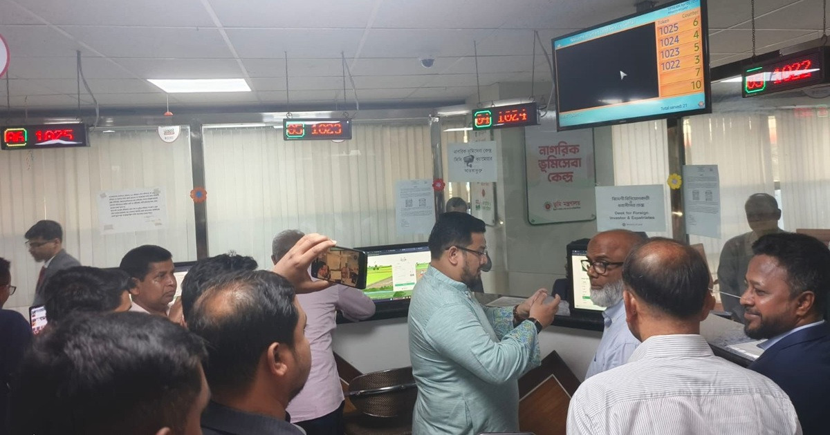 ভূমি ভবনের সেবা কার্যক্রম পরিদর্শন করলেন প্রতিমন্ত্রী