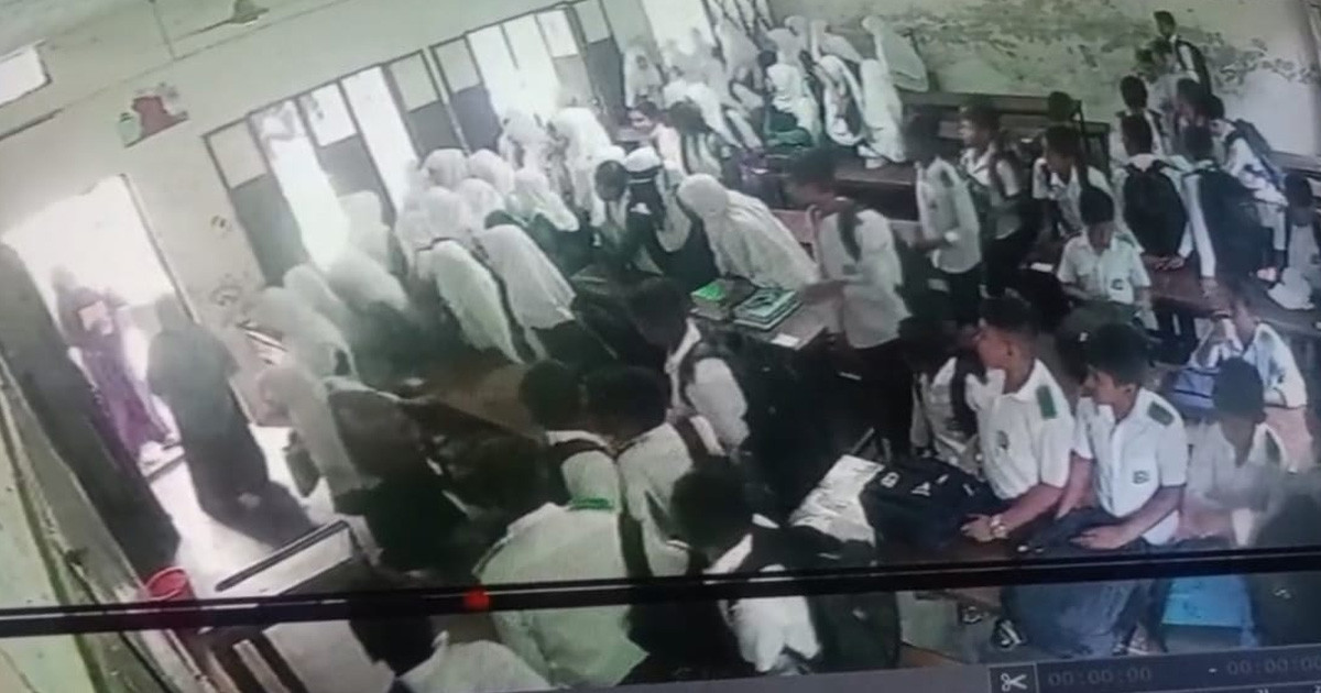 স্কুলে ক্লাস চলাকালে ধসে পড়ল ছাদের বিম, আহত ৩