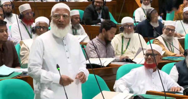 ‘আমি দাঁড়ালেই ভালোবাসার কথা বলতে হয়’