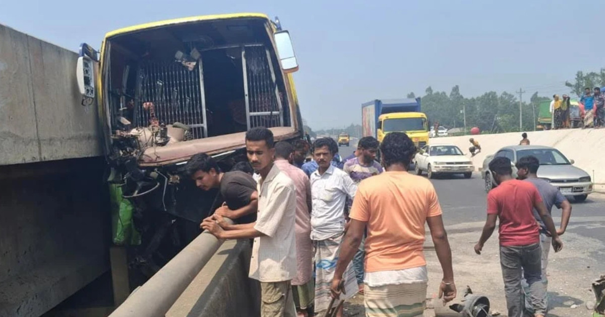 সিরাজগঞ্জে যাত্রীবাহী বাস উল্টে নিহত ৩