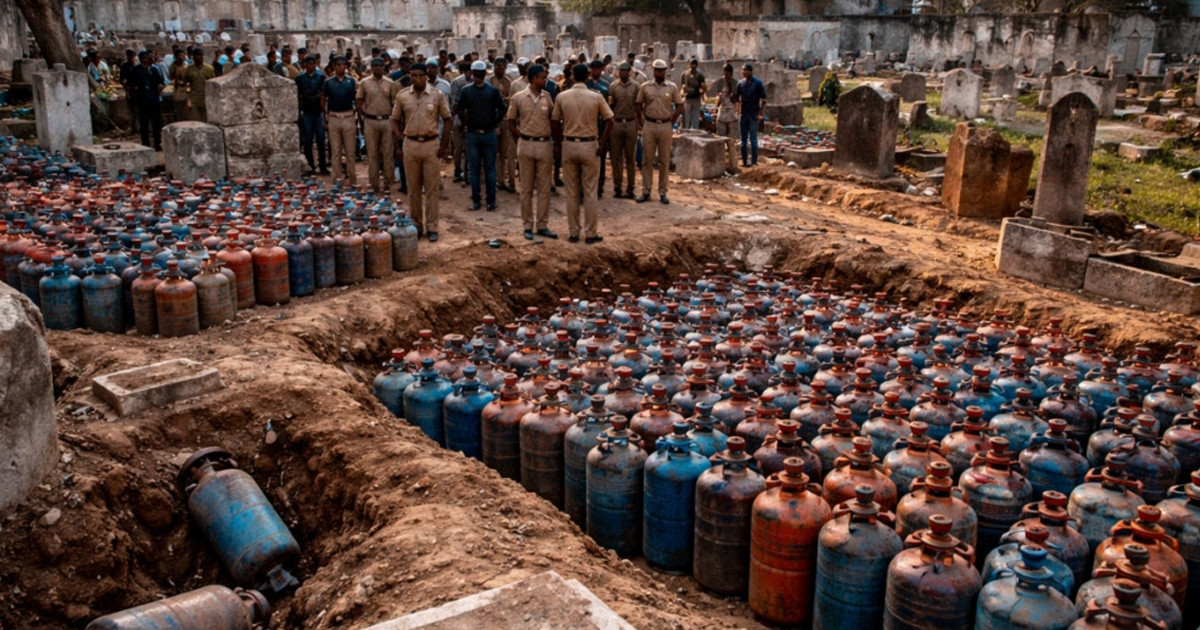 কবরস্থান থেকে উদ্ধার হল ৪১৪ গ্যাস সিলিন্ডার, আটক ১০