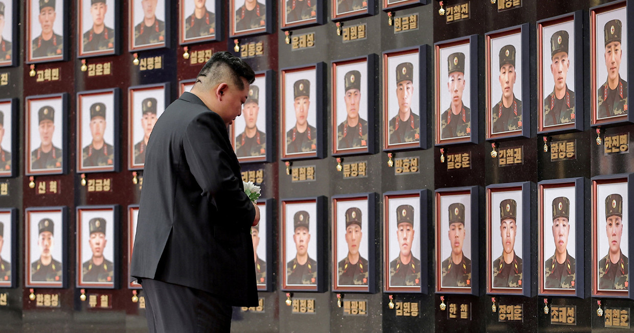 রাশিয়ার পক্ষে যুদ্ধে নিহত সেনাদের স্মৃতিতে কিমের ফুল ও পদক নিবেদন