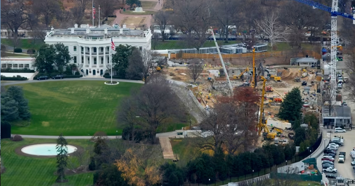 বিলাসবহুল বলরুমের আড়ালে হোয়াইট হাউসে ‘বিশাল সামরিক বাঙ্কার’ বানাচ্ছেন ট্রাম্প