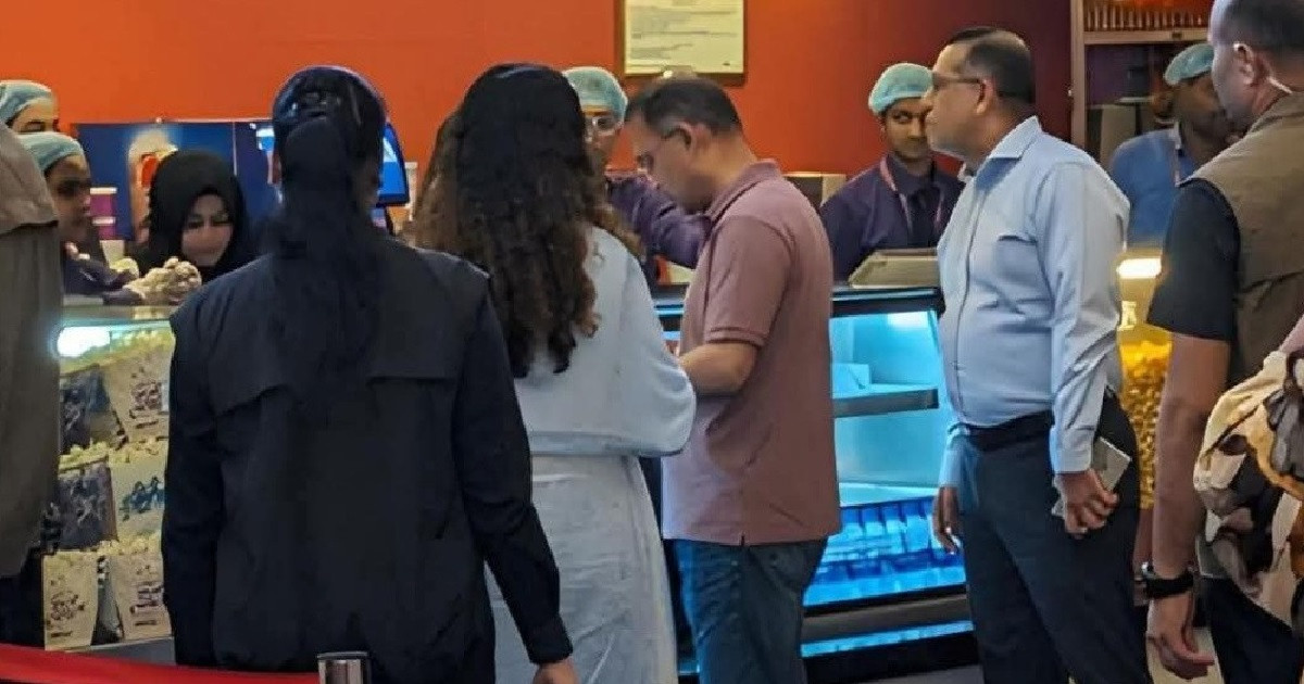 ‘বনলতা এক্সপ্রেস’ দেখতে মেয়ে জাইমাকে নিয়ে সিনেমা হলে প্রধানমন্ত্রী