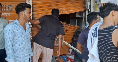 মাদারীপুরে দুই গ্রুপের সংঘর্ষে ২০ বাড়িঘর ভাঙচুর, শতাধিক ককটেল বিস্ফোরণ