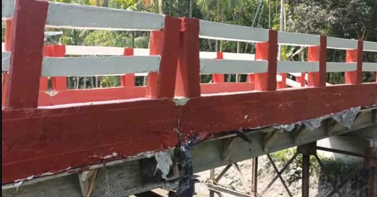 ঝালকাঠিতে হস্তান্তরের আগেই হেলে পড়ল ব্রিজ, ঝুঁকিতে জনপথ