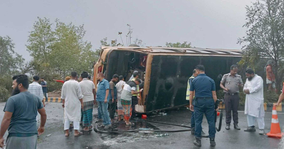নিয়ন্ত্রণ হারিয়ে উল্টে গেল যাত্রীবাহী বাস, আহত অনেকে