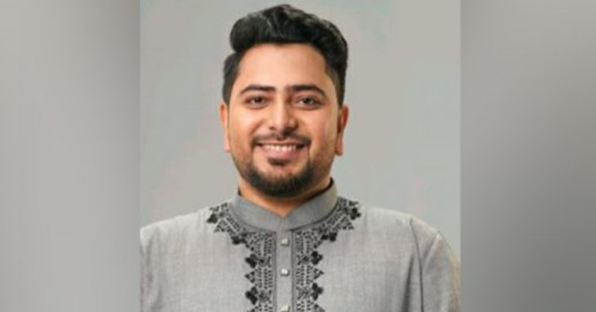 ওমরাহ পালন শেষে দেশে এসে পৌঁছেছেন নাহিদ ইসলাম