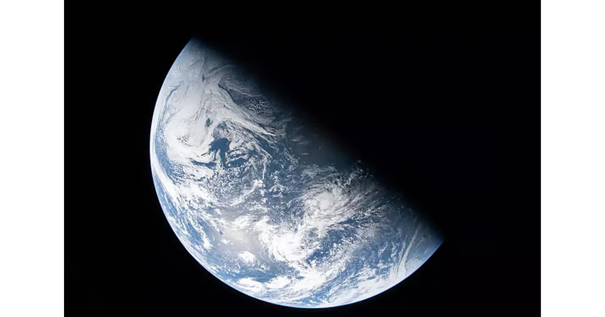 আর্টেমিস ২ মিশনের নভোচারীদের তোলা ছবিতে পৃথিবী দেখতে কেমন