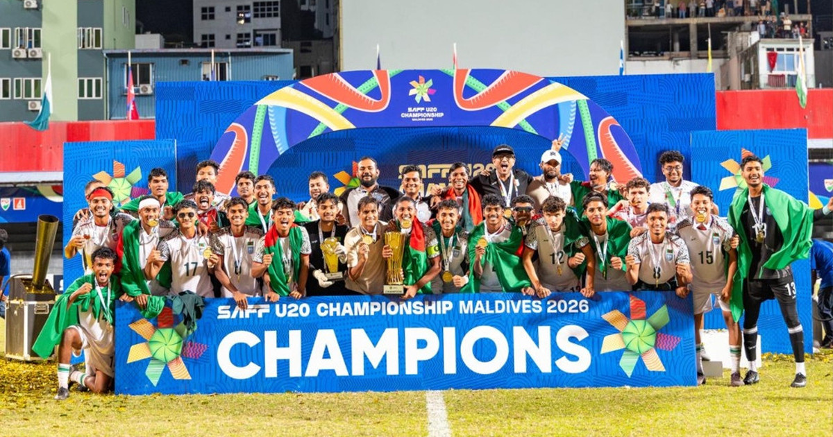 ছাদখোলা বাসে সংবর্ধনা পাচ্ছেন সাফজয়ী যুবারা