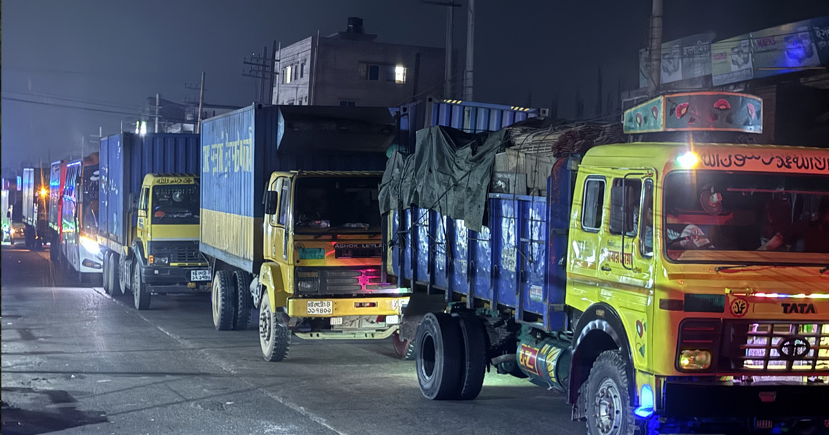 মাঝরাতে মহাসড়ক বন্ধ করে টর্চ জ্বালিয়ে দুই গ্রামের সংঘর্ষ