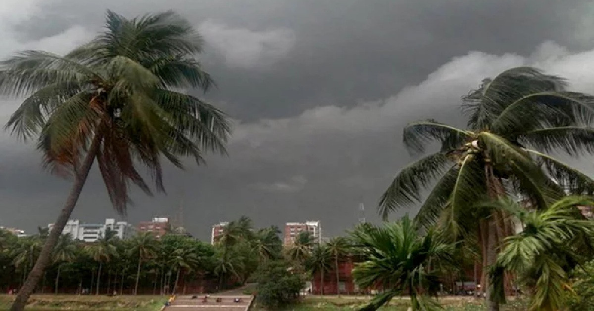 দুপুরের মধ্যে অঞ্চলে ঝড়ের শঙ্কা, নদীবন্দরে সতর্কতা