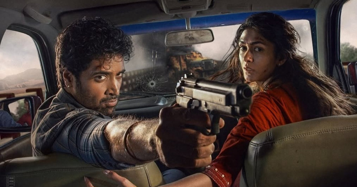 ‘ডাকাত’ বেশে নজর কাড়লেন মৃণাল, সঙ্গী আদিভি