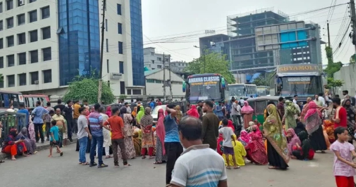 রাজধানীতে সড়ক অবরোধ করে পোশাককর্মীদের বিক্ষোভ