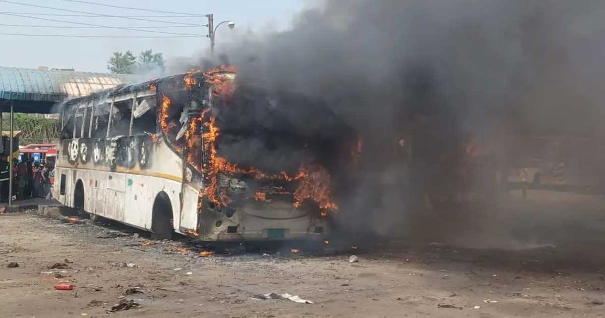 কুমিল্লায় দাঁড়িয়ে থাকা তিন এসি বাসে আগুন