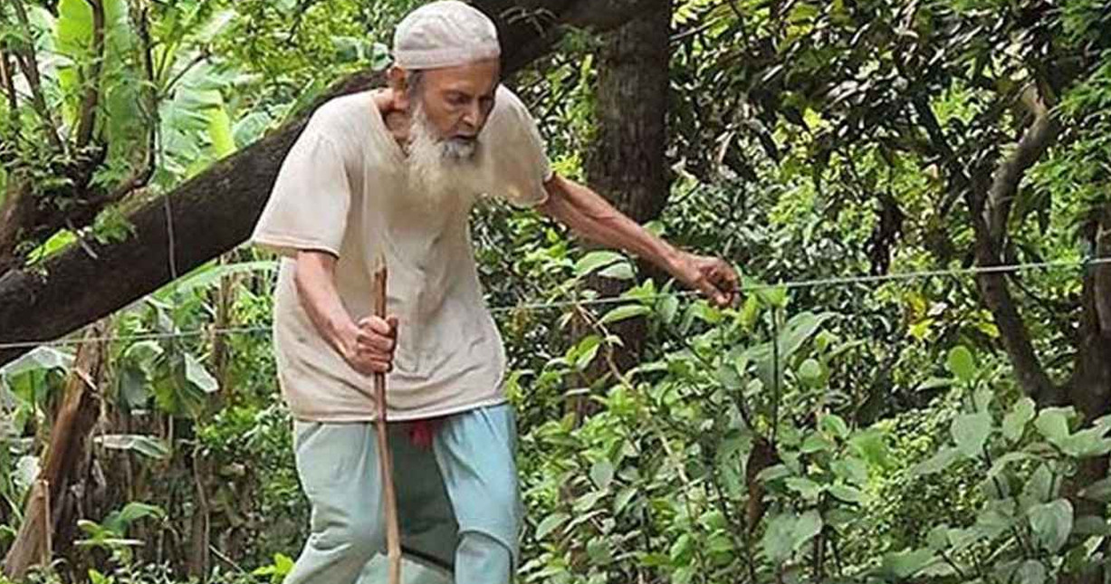 দড়ি বেয়ে মসজিদে যাওয়া ১২০ বছর বয়সী সেই অন্ধ মুয়াজ্জিন আর নেই