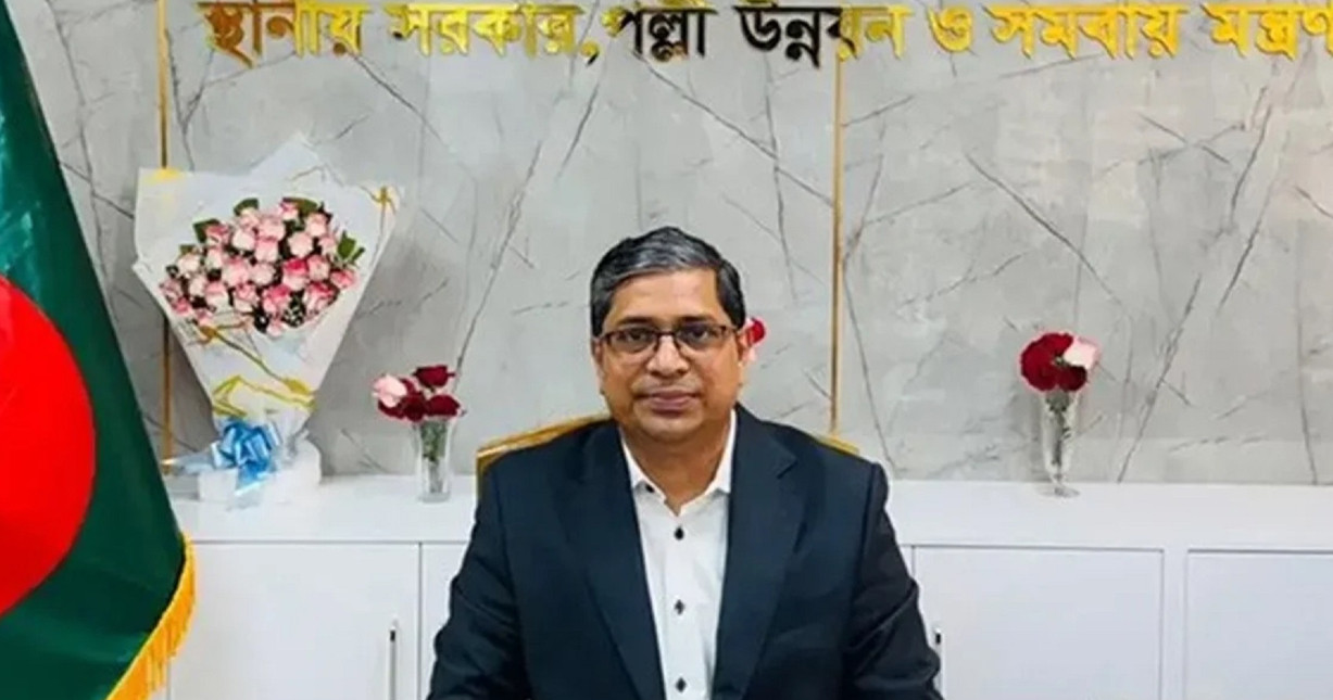 নির্ধারিত সময়ে অফিসে প্রতিমন্ত্রী,  ৯টা বাজতেই বন্ধ গেট