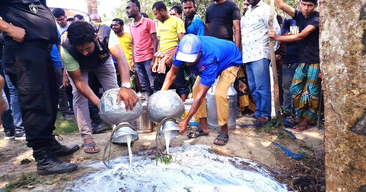 জেলি ও তেল মিশিয়ে ভেজাল দুধ তৈরি