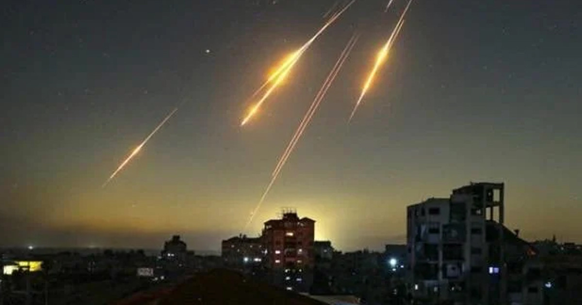 ইসরায়েলে সরাসরি আঘাত হানলো ইরানের ক্লাস্টার মিসাইল