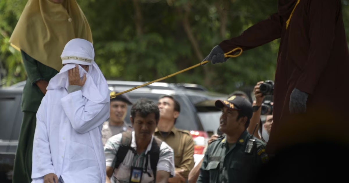 বিবাহবহির্ভূত সম্পর্কে জড়িয়েছিল ওরা, দুইজনকেই প্রকাশ্যে ১০০ বেত্রাঘাত!