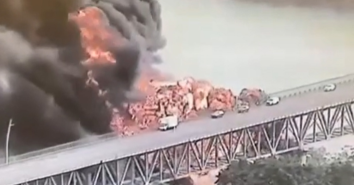 ভয়াবহ বিস্ফোরণে কেঁপে উঠলো আমেরিকাস সেতু, আগুন ছড়িয়ে পড়েছে জ্বালানি টার্মিনালে