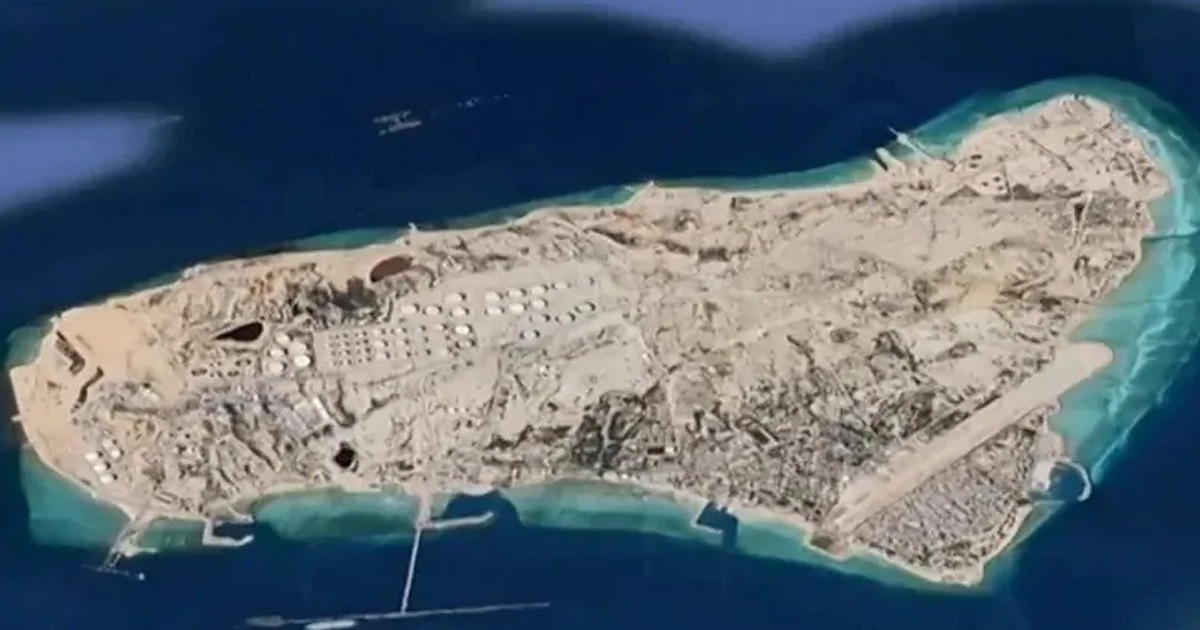 ভয়াবহ বিস্ফোরণে কাঁপল খারগ দ্বীপ