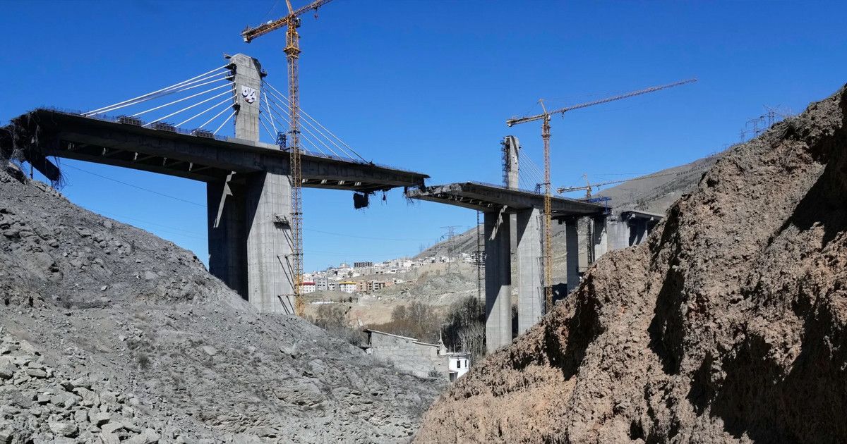 ইরানের আটটি সেতু গুঁড়িয়ে দিলো ইসরায়েল, আরও ভয়ঙ্কর সময়ের হুঁশিয়ারি ট্রাম্পের