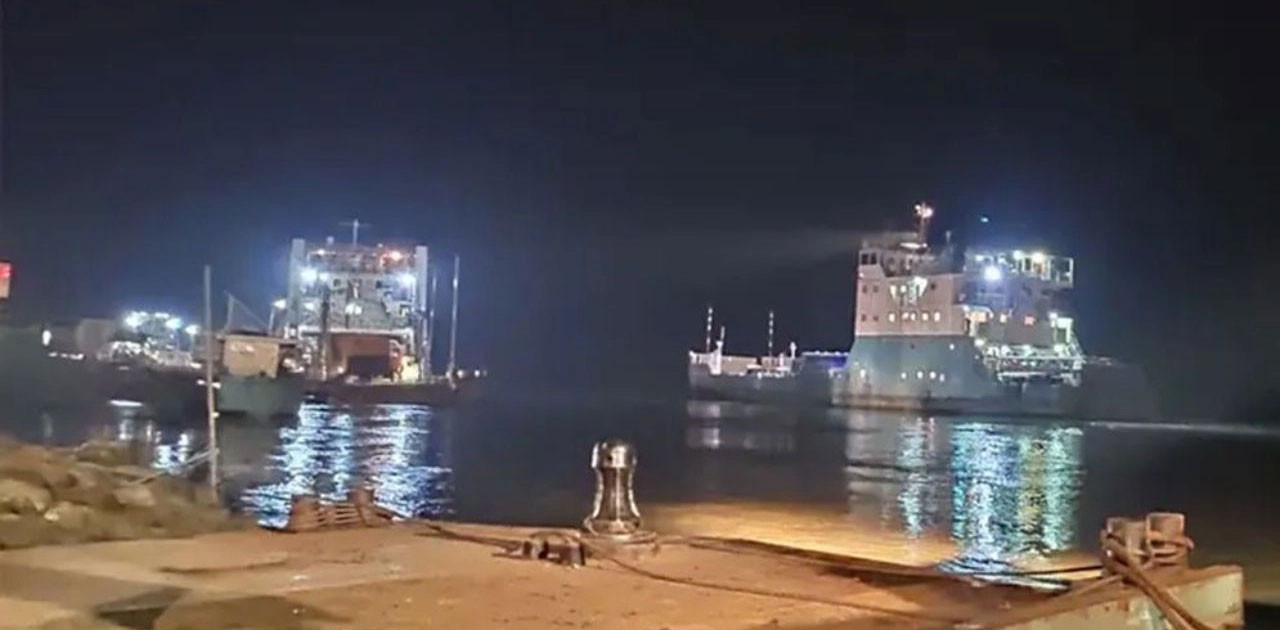 দৌলতদিয়া-পাটুরিয়া নৌরুটে ফেরি চলাচল স্থগিত