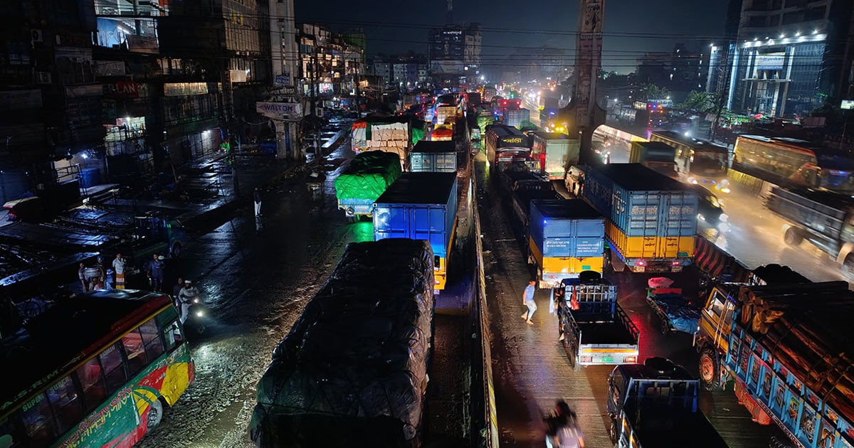 পাম্পে গাড়ির দীর্ঘ সিরিয়াল, ঢাকা-চট্টগ্রাম মহাসড়কে ১২ কিলোমিটার যানজট