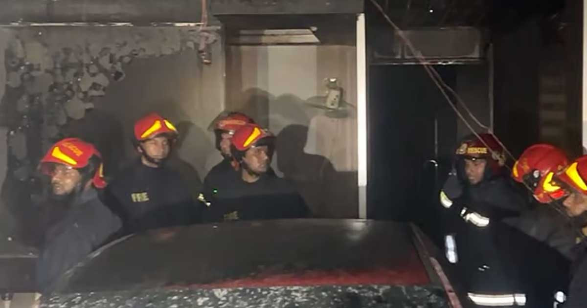 কারওয়ান বাজারে গাড়ির শো-রুমে আগুন