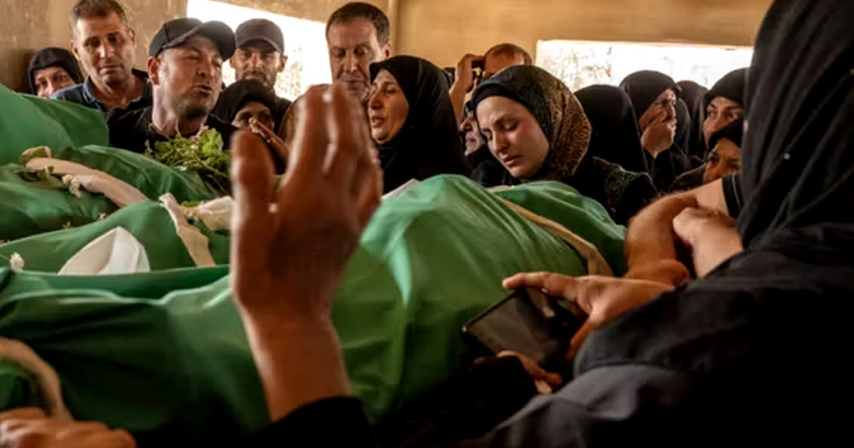 লেবাননে জানাজায় ইসরায়েলি বিমান হামলা, নিহত ১০